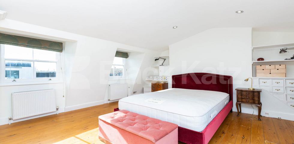 			SPLIT OVER 3 FLOORS, 2 Bedroom, 1 bath, 1 reception Maisonette			 Baron Street, ANGEL N1